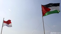 Bendera merah putih dan Palestina tampak berkibar saat tertiup embusan angin.
