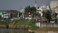 Bendera merah putih yang dipasang berukuran kecil, sedangkan bendera Palestina justru berukuran besar.
