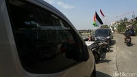 Tampak bendera merah putih disejajarkan dengan bendera Palestina yang ukurannya lebih besar.