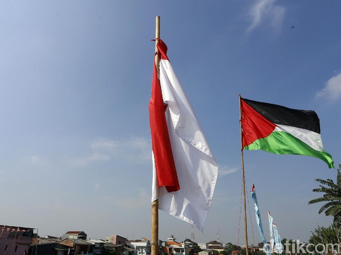Jelang HUT ke-76 RI, bendera merah putih dikibarkan di kawasan Bukit Duri, Tebet, Jakarta. Namun di antara bendera merah putih juga berkibar bendera Palestina.