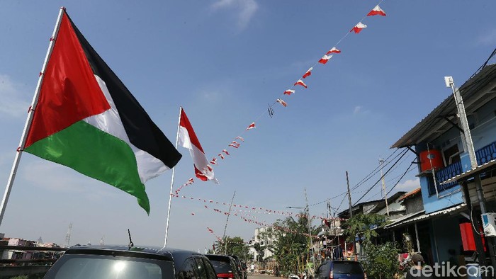 Jelang HUT ke-76 RI, bendera merah putih dikibarkan di kawasan Bukit Duri, Tebet, Jakarta. Namun di antara bendera merah putih juga berkibar bendera Palestina.