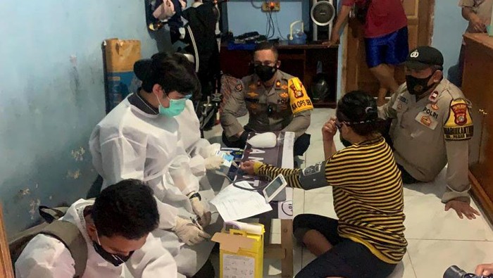 Warga sekitar area Metro Setiabudi menjadi sasaran vaksinasi merdeka dari aparat kepolisian beserta jajaran tim vaksinasi di gang sempit Ibu Kota.