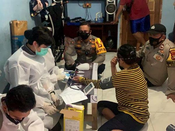 Jemput Bola Vaksinasi di Gang Sempit Ibu Kota