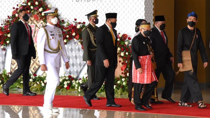 Jokowi Kenakan Baju Adat Baduy di Sidang Tahunan MPR Presiden Joko Widodo (Jokowi) menghadiri sidang tahunan MPR 2021. Jokowi hadir dengan mengenakan baju adat suku Baduy.