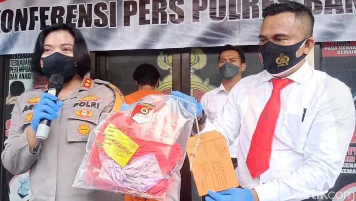 Kapolres Banjar AKBP Ardiyaningsih didampingi Kasat Reskrim Iptu Nandang Rokhmana, menunjukkan barang bukti kasus pencabulan.