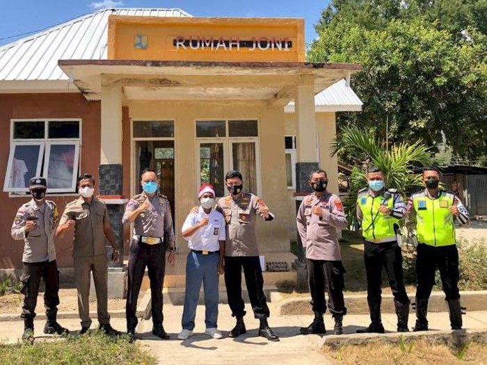 Kapolres Belu AKBP Khairul Saleh (kanan) berbincang-bincang dengan Joni bocah pemanjat tiang bendera (Situs Polres Belu) Kapolres Belu AKBP Khairul Saleh (kanan) berbincang-bincang dengan Joni bocah pemanjat tiang bendera (Situs Polres Belu)