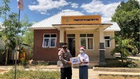 Kapolres Belu AKBP Khairul Saleh menyerahkan bingkisan kemerdekaan dari Kapolda NTT Irjen Lotharia Latif dalam rangka menyambut HUT ke-76 RI. (Situs Polres Belu)