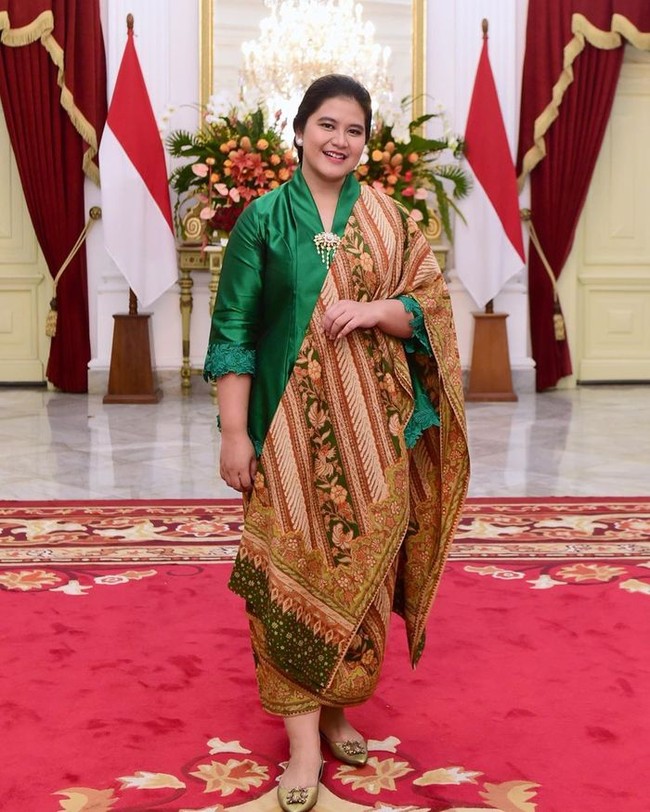 Kahiyang Ayu memilih tampilan yang lebih mencolok. Kebaya hijau zamrud berbahan satin yang mengilap membungkus tubuhnya. Tidak ketinggalan selendang batik senada dengan kain kebayanya. (Foto: Instagram/@kahiyangayu)