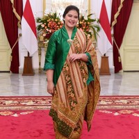 Kahiyang Ayu memilih tampilan yang lebih mencolok. Kebaya hijau zamrud berbahan satin yang mengilap membungkus tubuhnya. Tidak ketinggalan selendang batik senada dengan kain kebayanya. (Foto: Instagram/@kahiyangayu)