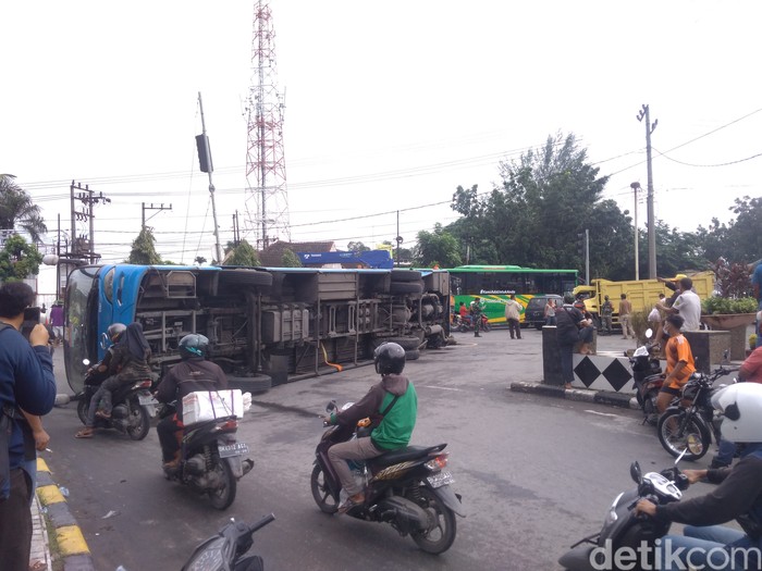 Kecelakaan antara bus kontra truk terjadi di Simpang Pondok, Kecamatan Medan Sunggal, Medan (Datuk Haris/detikcom)