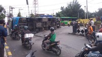 Tabrakan antara bus Damri bernopol BK-7324-UA dengan truk diesel bernopol BB-8324-YC pengangkut jagung itu terjadi di Simpang Pondok atau Mal Manhattan Medan. (Datuk Haris/detikcom)