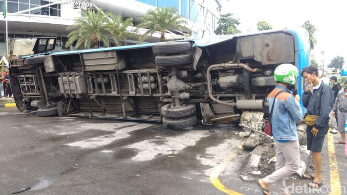 Kecelakaan antara bus kontra truk terjadi di Simpang Pondok, Kecamatan Medan Sunggal, Medan (Datuk Haris/detikcom) Kecelakaan antara bus kontra truk terjadi di Simpang Pondok, Kecamatan Medan Sunggal, Medan (Datuk Haris/detikcom)