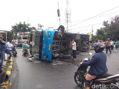 Potret Damri Terguling di Medan Usai Tabrakan dengan Truk
