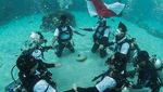 Keren! Di Dasar Laut Ternate Ini Merah Putih Berkibar