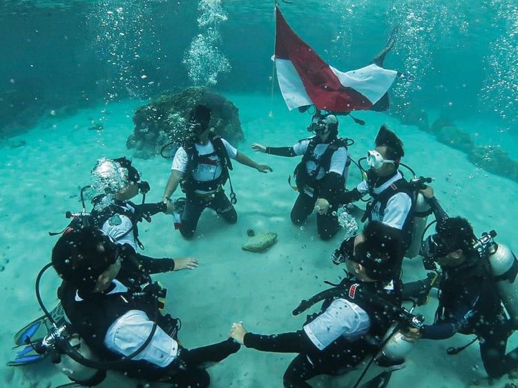 Keren! Di Dasar Laut Ternate Ini Merah Putih Berkibar