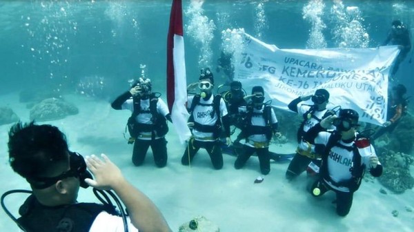 Komitmen bersama menjaga laut Indonesia bagi masa depan generasi penerus, membuat perayaan ini terasa sakral. Luas wilayah Ternate 90 persen adalah laut, memiliki potensi sumberdaya yang luar biasa. Baik potensi pariwisata maupun perikanan. Karena itu PT. Askrindo ikut membantu Pemerintah mempromosikan potensi ini, sehingga dapat mengundang minat orang datang ke Ternate. Komitmen bersama menjaga laut Indonesia bagi masa depan generasi penerus, membuat perayaan ini terasa sakral. Luas wilayah Ternate 90 persen adalah laut, memiliki potensi sumberdaya yang luar biasa. Baik potensi pariwisata maupun perikanan. Karena itu PT. Askrindo ikut membantu Pemerintah mempromosikan potensi ini, sehingga dapat mengundang minat orang datang ke Ternate.