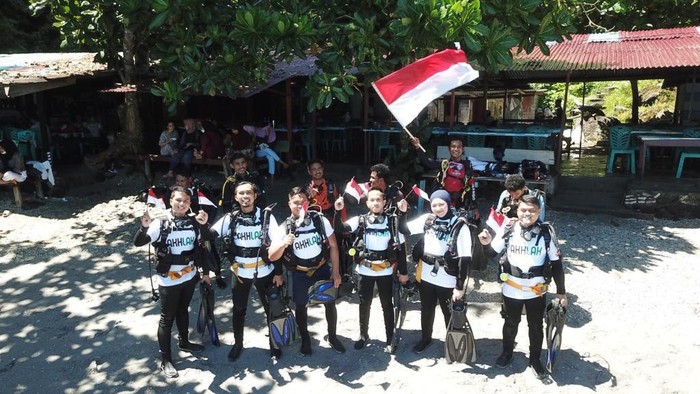 Keren! Di Dasar Laut Ternate Ini Merah Putih Berkibar Pandemi Covid-19 belum juga usai, tapi semangat Kemerdekaan Republik Indonesia ke-76 terus menggema. Begini salah satu merefleksikannya dengan pengibaran Bendera di dasar Laut.