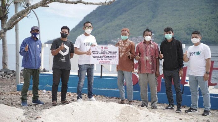 Keren! Di Dasar Laut Ternate Ini Merah Putih Berkibar Pandemi Covid-19 belum juga usai, tapi semangat Kemerdekaan Republik Indonesia ke-76 terus menggema. Begini salah satu merefleksikannya dengan pengibaran Bendera di dasar Laut.