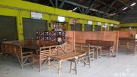Stasiun ini memiliki depo lokomotif dengan ornamen logo roda bersayap PJKA pada bagian gunungan atapnya. Bangunan utama stasiun kini menjadi kios. Foto: (Febrian Chandra/detikcom)