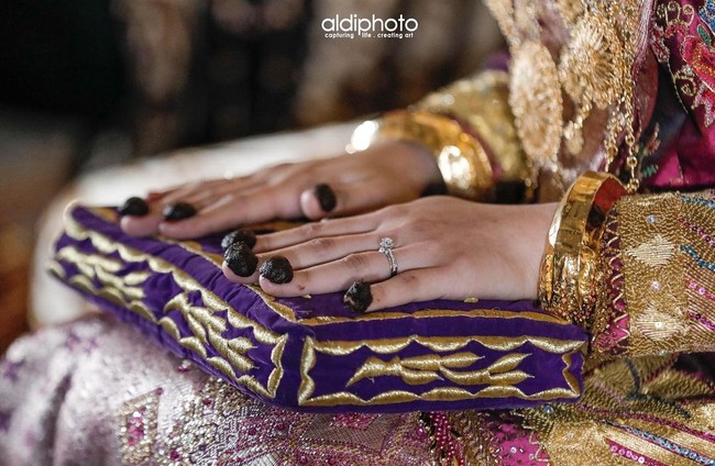 Dalam acara tersebut disematkan pula cincin yang menjadi pengikat hubungan Lesti Kejora dan Rizky Billar sebelum resmi menikah. Foto: Instagram @aldiphoto