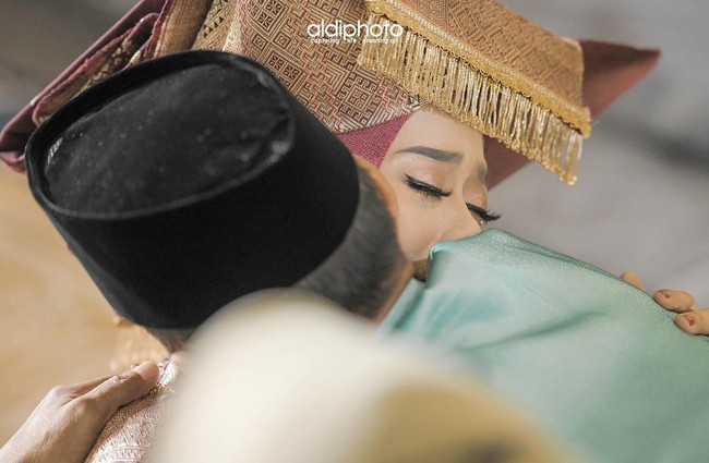 Sebelum menikah Lesti Kejora mengikuti upacara dari adat calon suaminya yakni Malam Bainai sebagai tanpa pelepasan masa lajang. Wanita asal Cianjur itu pun melewati berbagai macam prosesi, mulai dari pengajian, pencukuran bulus halus, hingga permintaan doa restu kepada orangtua. Foto: Instagram @aldiphoto