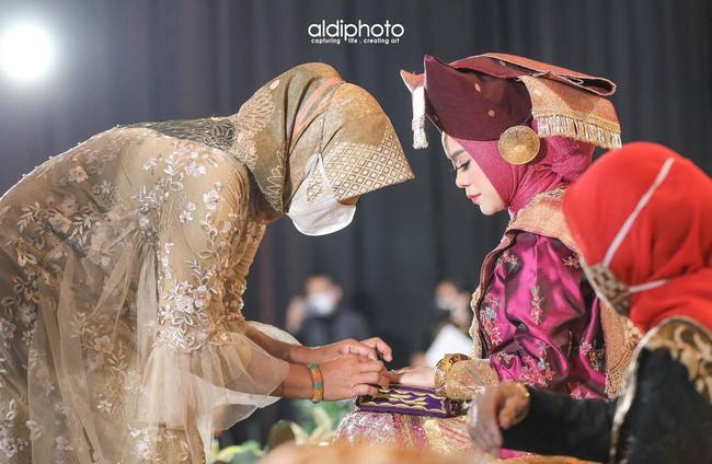 Kali ini Lesti menyerasikan warna hijab dengan busananya. Namun penyanyi dangdut tersebut memilih yang materialnya ber-glitter sehingga melengkapi penampilannya yang ramai aksen emas. Foto: Instagram @aldiphoto