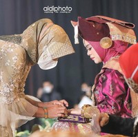 Kali ini Lesti menyerasikan warna hijab dengan busananya. Namun penyanyi dangdut tersebut memilih yang materialnya ber-glitter sehingga melengkapi penampilannya yang ramai aksen emas. Foto: Instagram @aldiphoto