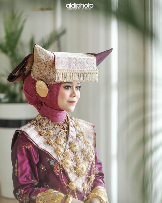 Dalam prosesi permintaan doa restu terlihat jika pelantun Kejora Lesti mengenakan high heels bersol merah bernuansa silver. Foto: Instagram @aldiphoto