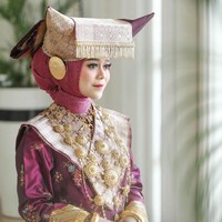 Dalam prosesi permintaan doa restu terlihat jika pelantun Kejora Lesti mengenakan high heels bersol merah bernuansa silver. Foto: Instagram @aldiphoto