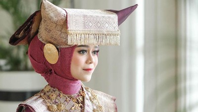 10 Momen Lesti Kejora Gelar Prosesi Malam Bainai, Cantik Berbusana Minang