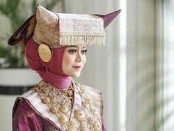 10 Momen Lesti Kejora Gelar Prosesi Malam Bainai, Cantik Berbusana Minang