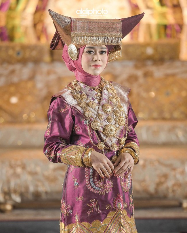 Kali ini, Lesti yang didandani oleh makeup artis Kirana Fary terlihat dirias flawless dengan dominasi warna emas dan keunguan. Untuk mata, terlihat pulasan eyeshadow emas terang, penambahan bulu mata palsu, juga lensa kontak yang membuatnya mencuri perhatian. Foto: Instagram @aldiphoto