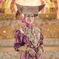 Kali ini, Lesti yang didandani oleh makeup artis Kirana Fary terlihat dirias flawless dengan dominasi warna emas dan keunguan. Untuk mata, terlihat pulasan eyeshadow emas terang, penambahan bulu mata palsu, juga lensa kontak yang membuatnya mencuri perhatian. Foto: Instagram @aldiphoto