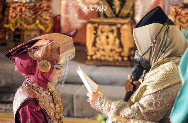 Diadakan di tengah pandemi Corona, Lesti Kejora sering kali mengenakan face shield selama acara berlangsung. Meski begitu, aura bahagia dan riasan cantiknya tetap terlihat. Foto: Instagram @aldiphoto