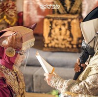 Diadakan di tengah pandemi Corona, Lesti Kejora sering kali mengenakan face shield selama acara berlangsung. Meski begitu, aura bahagia dan riasan cantiknya tetap terlihat. Foto: Instagram @aldiphoto