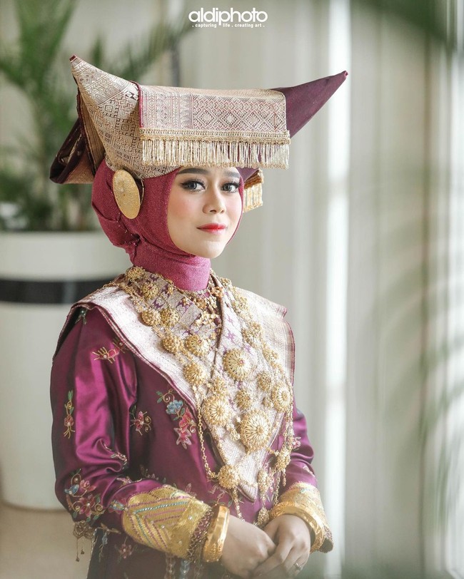 Sedangkan untuk lipstik dan blush on bernuansa kemerahan yang serasi dengan busana nan berkesan mewah.  Foto: Instagram @aldiphoto