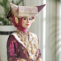 Sedangkan untuk lipstik dan blush on bernuansa kemerahan yang serasi dengan busana nan berkesan mewah.  Foto: Instagram @aldiphoto