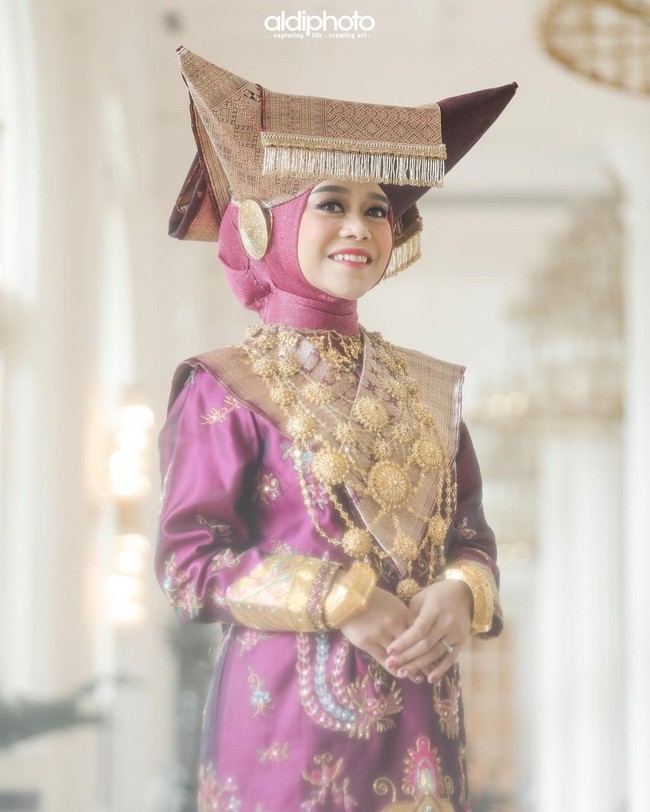 Dalam acara yang dihadiri saudara dan teman terdekat, Lesti mengenakan baju Minang berwarna ungu. Wanita 22 tahun itu bikin pangling ketika memakai Bundo Kanduang Minangkabau lengkap dengan Tingkuluak jenis Tanduak. Foto: Instagram @aldiphoto
