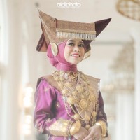 Dalam acara yang dihadiri saudara dan teman terdekat, Lesti mengenakan baju Minang berwarna ungu. Wanita 22 tahun itu bikin pangling ketika memakai Bundo Kanduang Minangkabau lengkap dengan Tingkuluak jenis Tanduak. Foto: Instagram @aldiphoto