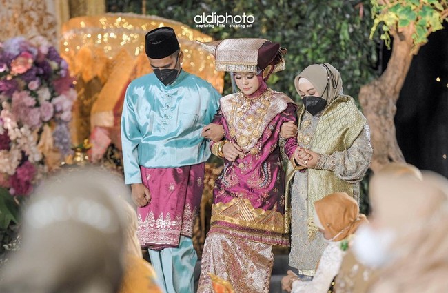 Lesti Kejora dan Rizky Billar selangkah lebih dekat untuk menjadi suami istri. Pasangan selebriti tersebut kemarin baru saja menggelar prosesi Malam Bainai. Momen yang disiarkan di stasiun televisi itu pun berlangsung penuh haru. Foto: Instagram @aldiphoto