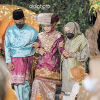 Lesti Kejora dan Rizky Billar selangkah lebih dekat untuk menjadi suami istri. Pasangan selebriti tersebut kemarin baru saja menggelar prosesi Malam Bainai. Momen yang disiarkan di stasiun televisi itu pun berlangsung penuh haru. Foto: Instagram @aldiphoto