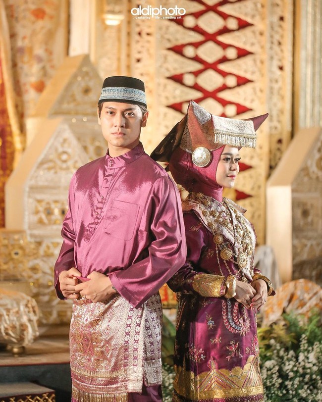 Busananya tentu juga diserasikan dengan Rizky Billar. Foto: Instagram @aldiphoto
