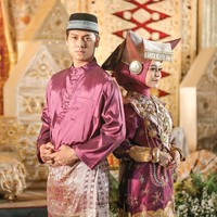 Busananya tentu juga diserasikan dengan Rizky Billar. Foto: Instagram @aldiphoto