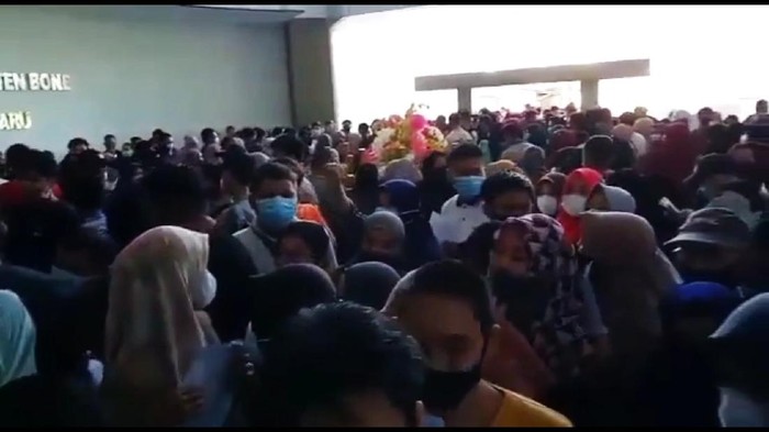 Massa peserta vaksinasi di RSUD Bone membludak. (dok. Istimewa)