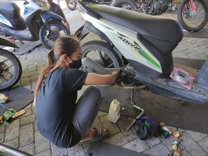 Saat Pandemi COVID-19, Siswi Sidoarjo Pilih Jadi Mekanik Motor Isi Kebosanan