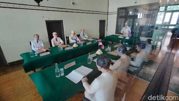 Melihat suasana perundingan Indonesi-Belanda tahun 1946