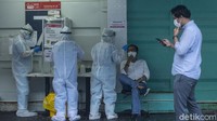 Sejumlah warga melakukan tes PCR di GSI Lab, Cilandak, Jakarta Selatan, Senin (16/8/2021).