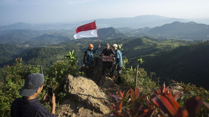 Mendaki Gunung Kuta 1050 Mdpl Dekat Jakarta