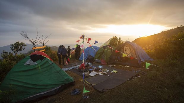 Mendaki Gunung Kuta 1050 Mdpl Dekat Jakarta