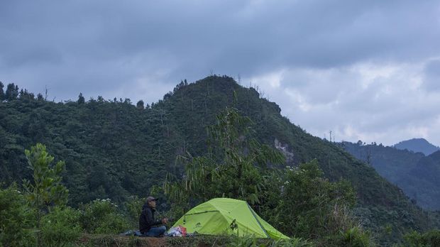 Mendaki Gunung Kuta 1050 Mdpl Dekat Jakarta